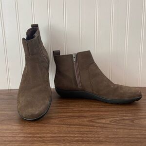 Clarks Medora Zipper Ankle Chelsea Boot Cushion Sole Brown Nubuck Leather Size 6